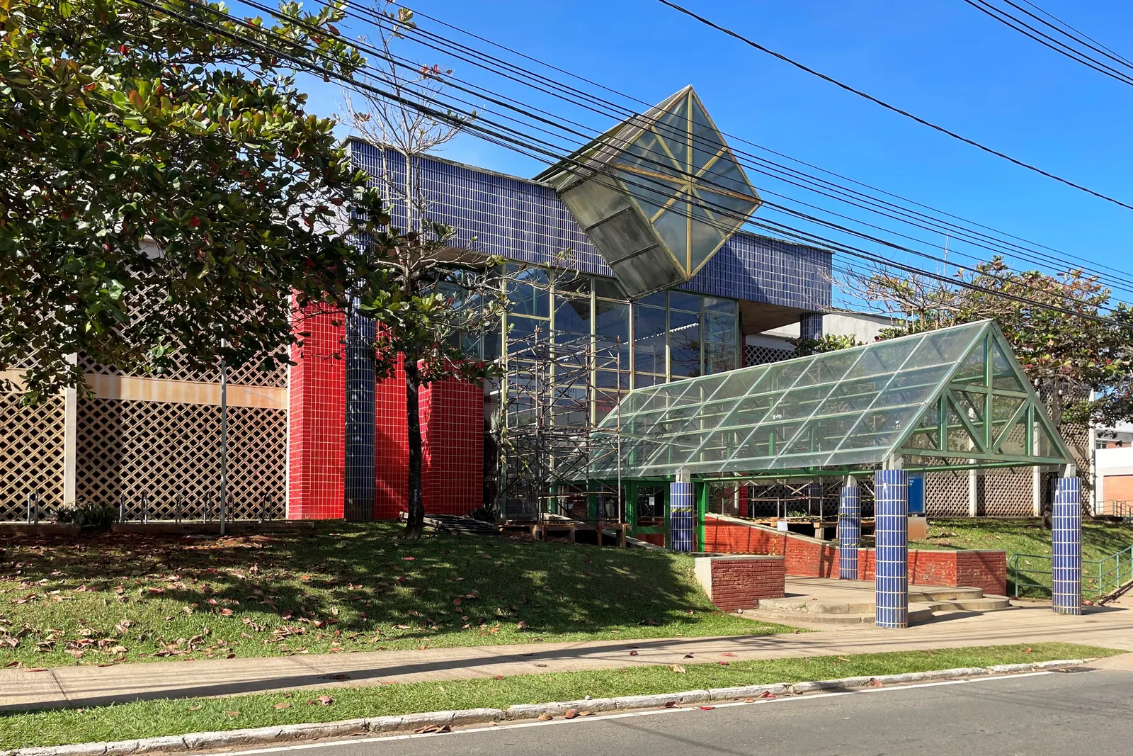 Prédio do Colégio de Aplicação Coluni, no campus da UFV em Viçosa, em dia de sol